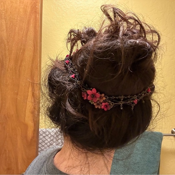 Flower chain headband - Picture 3 of 12